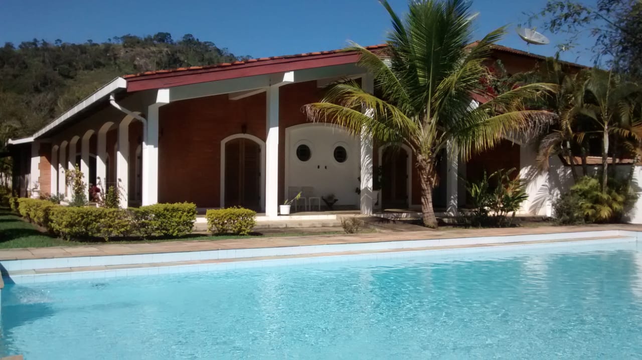 Vista frontal da chácara durante o dia