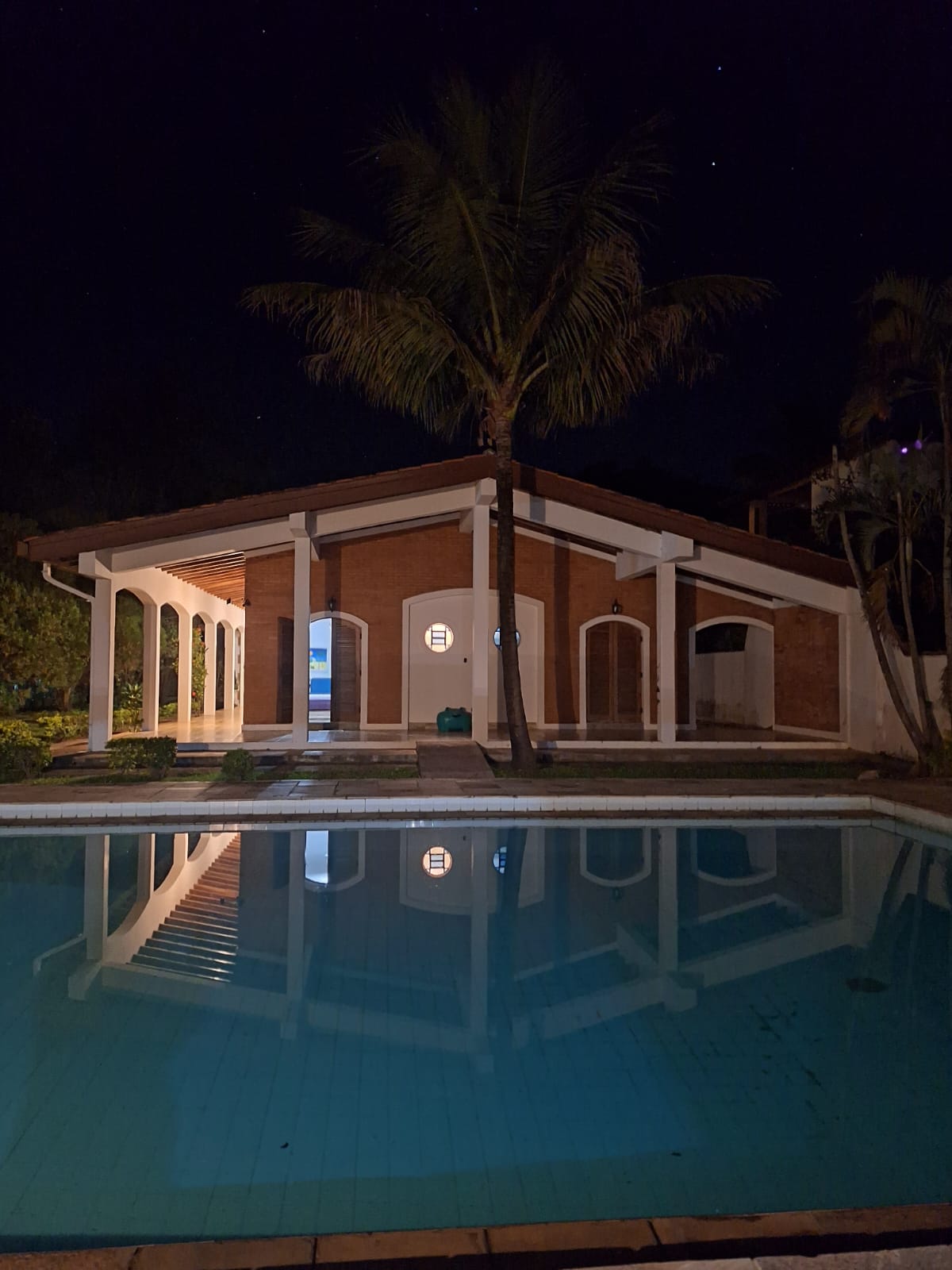 Vista noturna da casa com iluminação