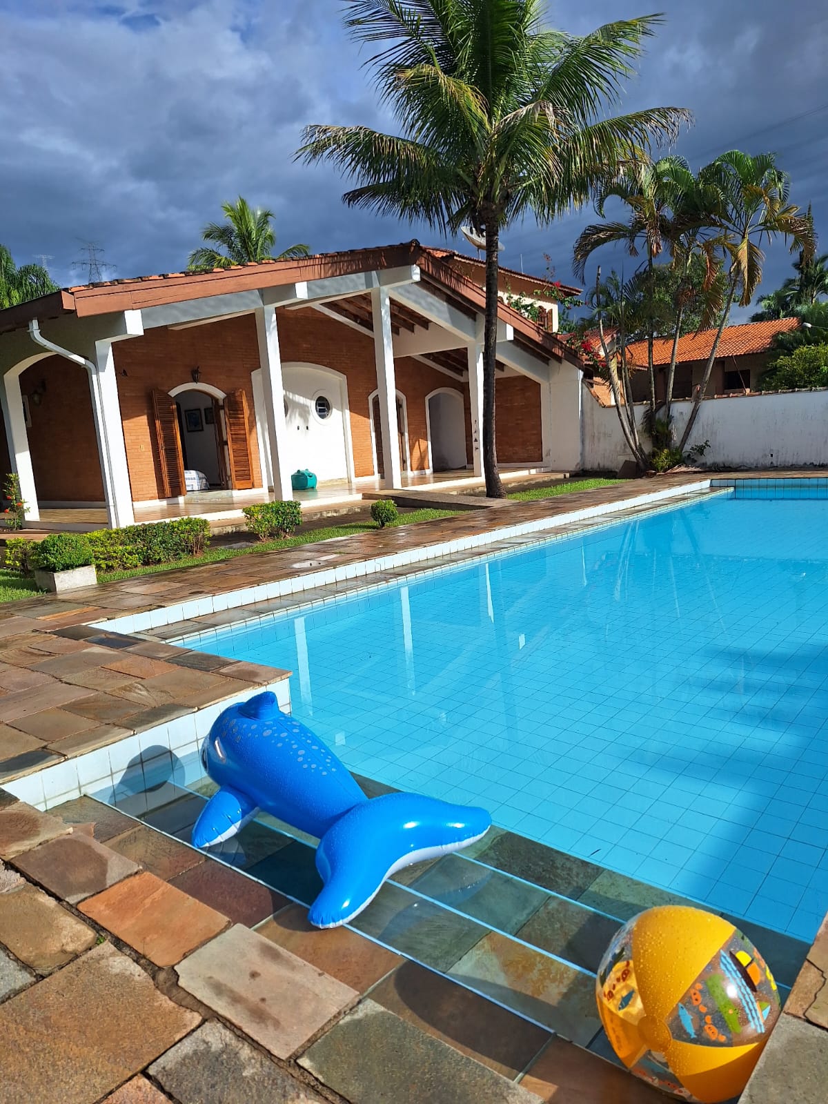 Piscina com vista para a casa