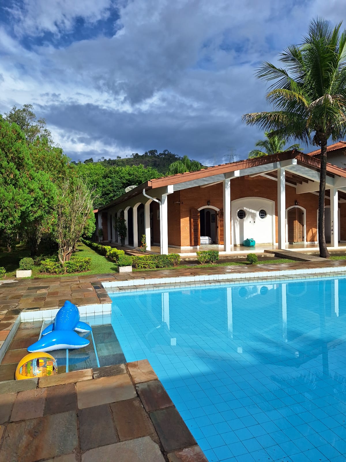 Vista da propriedade com piscina