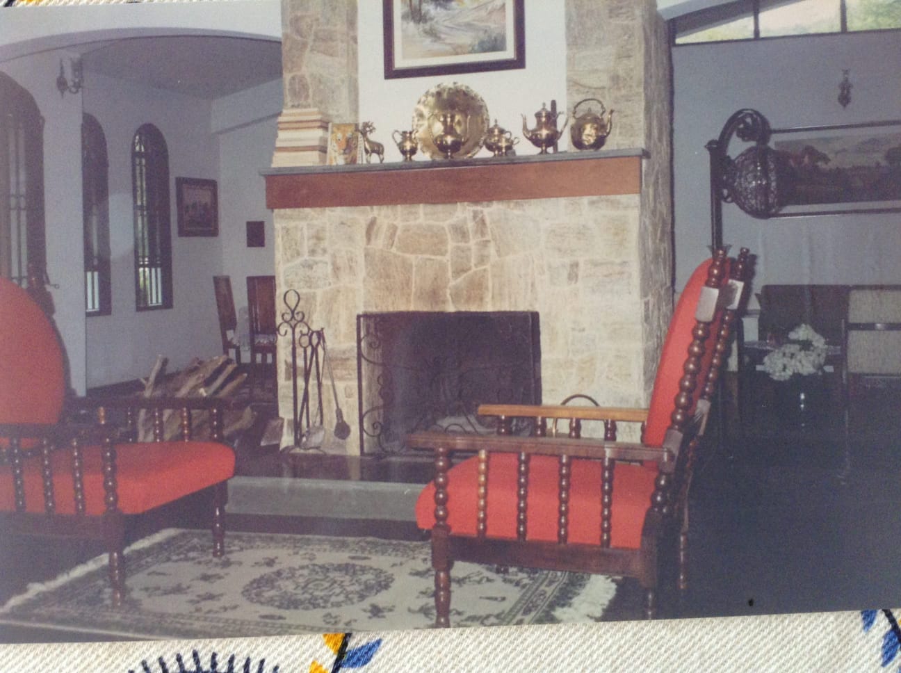 Sala principal com lareira de pedra