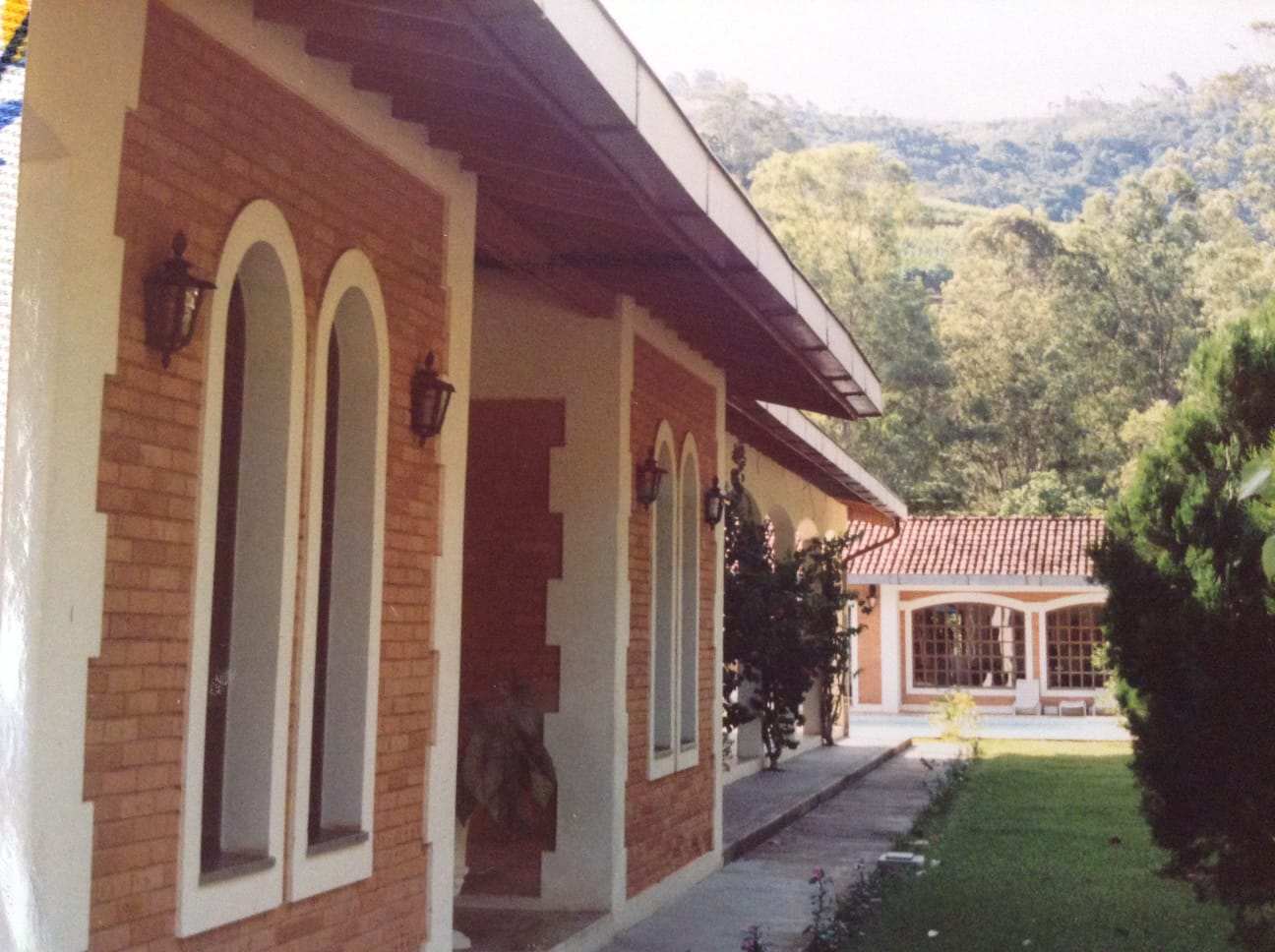 Varanda com arcos e arquitetura em tijolo